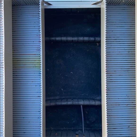 Vintage Metal Makeup Box - Picture 3 of 6